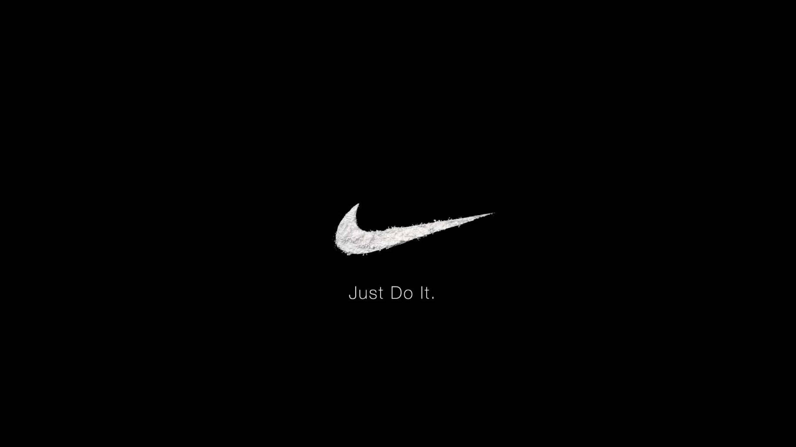 Just Do It Nike 黑色標誌 壁紙 — 簡約黑色背景上，有紋理的白色Nike勾勾和口號「Just Do It.」以清晰白色文字呈現。