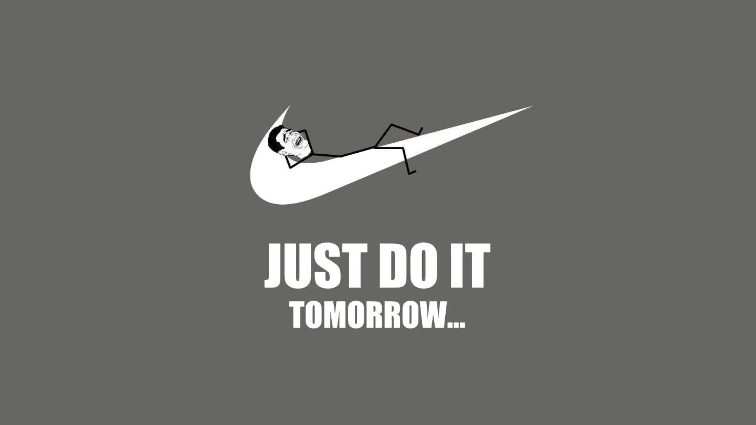 「Just Do It Tomorrow」搞笑迷因 壁紙 — 一個極簡的黑白插圖，描繪一個男人在Nike勾勾內休息，並帶有文字just do it tomorrow。
