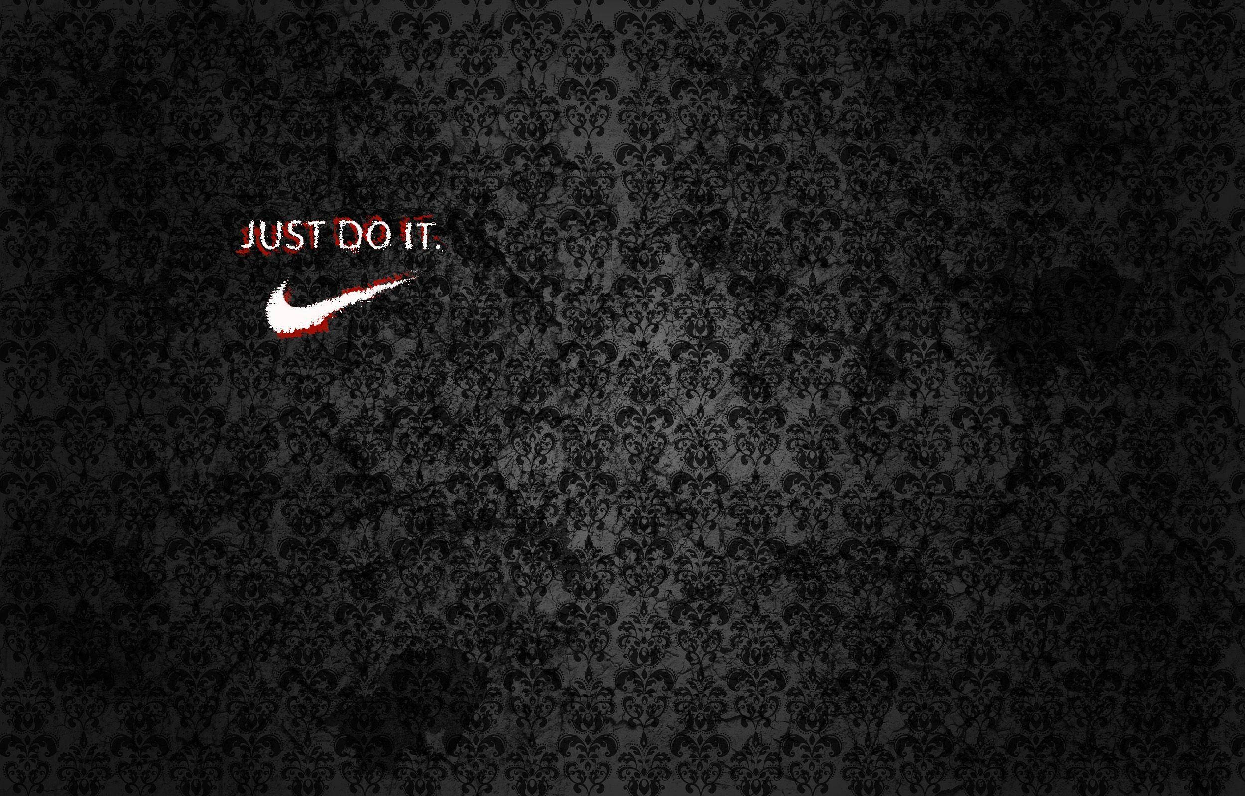 Just Do It 王室紋樣風格 壁紙 — 深色大馬士革花紋牆紙，印有標誌性的Nike勾號和「JUST DO IT」標語，採用大膽的紅白色。