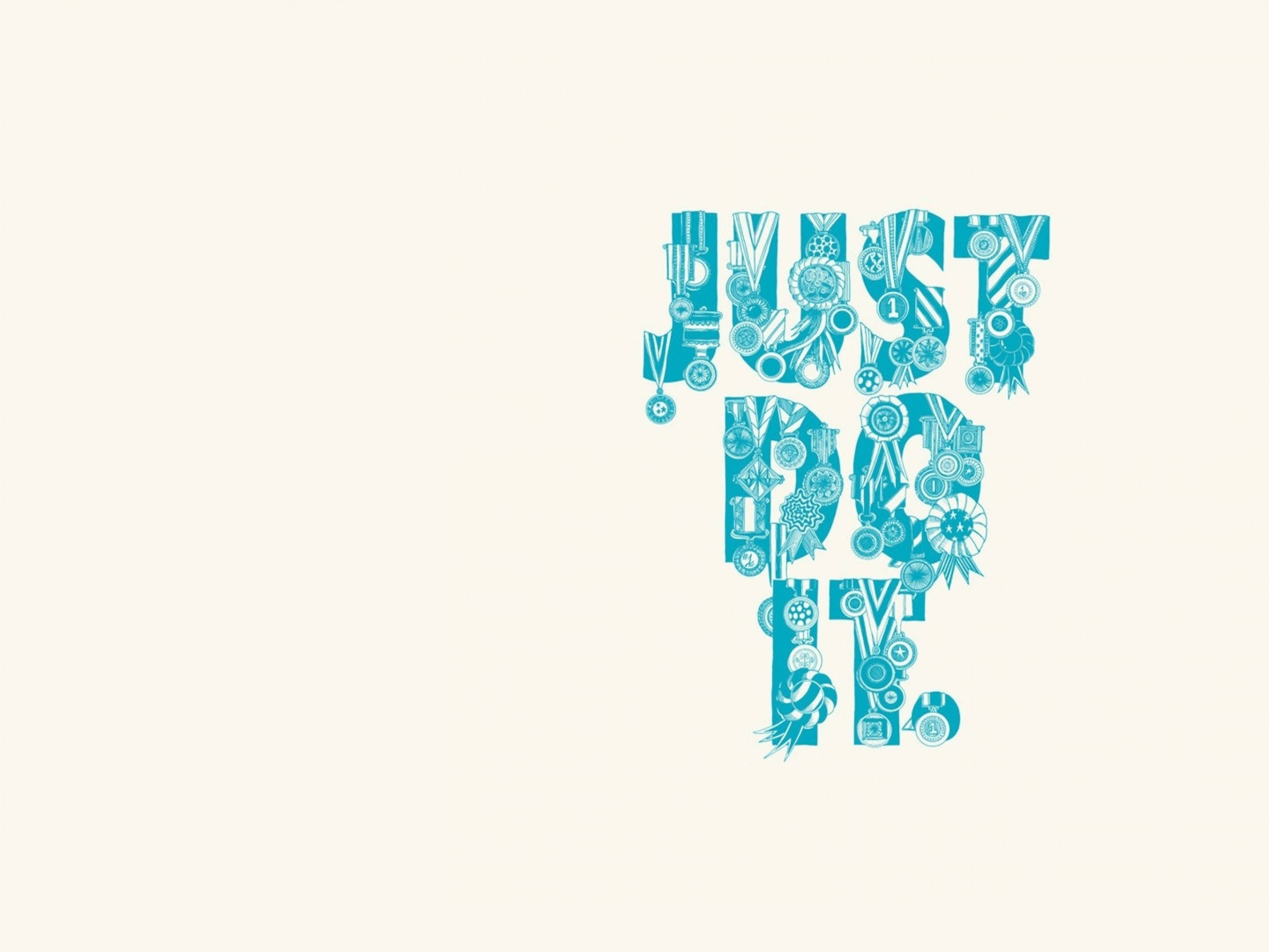 「Just Do It」藝術字體 壁紙 — 「JUST DO IT」呢句短語由藍色體育獎牌同獎盃嘅拼貼組成，背景係奶油色。