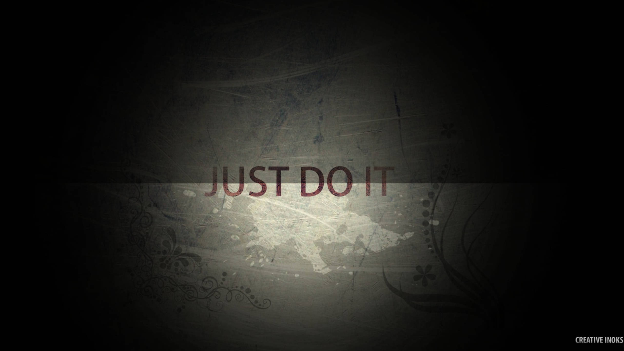 Just Do It 黑色粗獷風 壁紙 — 深色紋理牆紙，上面有「just do it」字樣在聚光燈下照亮，背景粗糙。