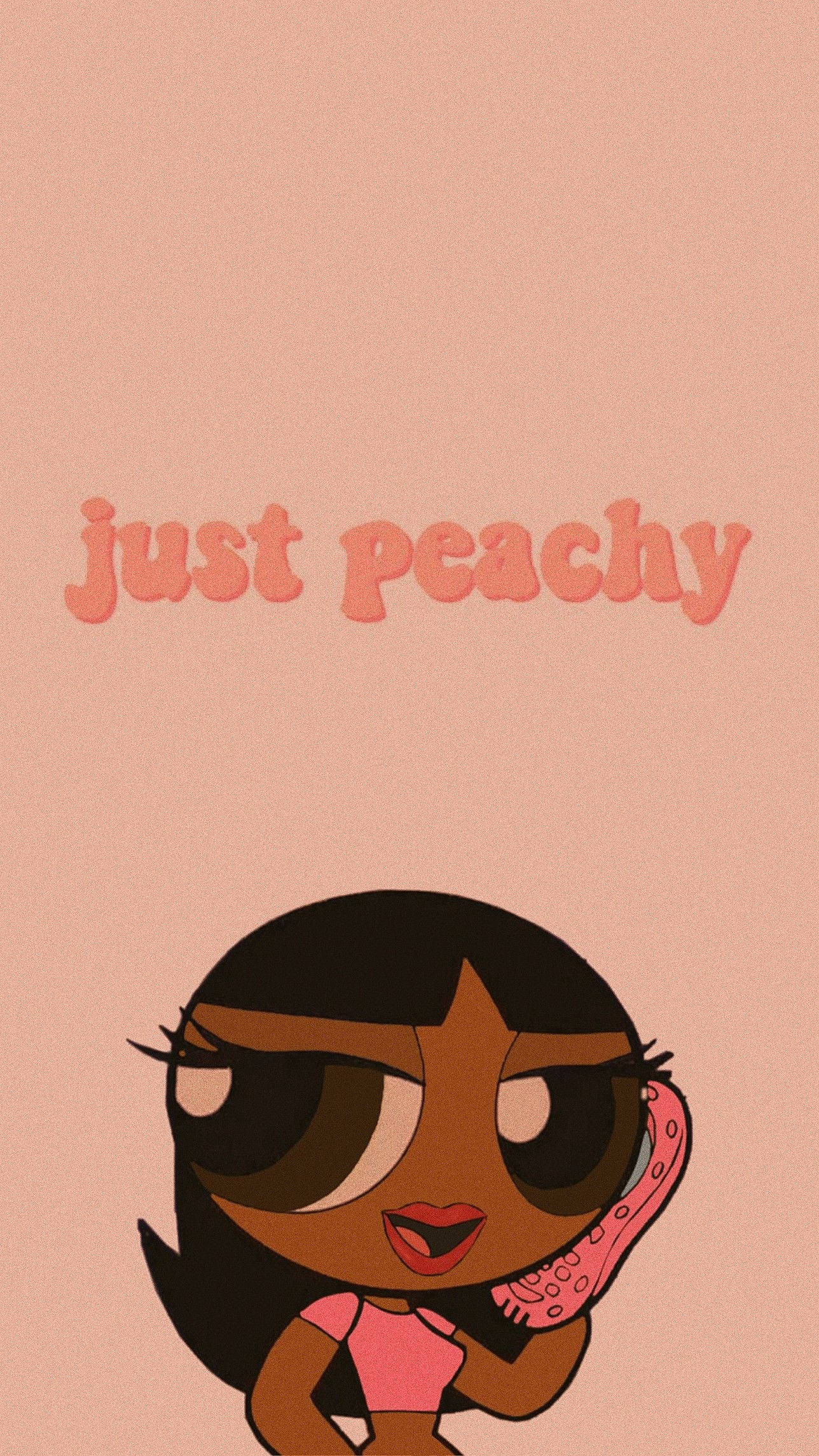 黑皮超能女孩「Just Peachy」 壁紙 — 一個卡通女孩，大眼睛，穿著粉紅色衣服，微笑著拿著粉紅色電話，背景是純蜜桃色，上面寫著 just peachy。