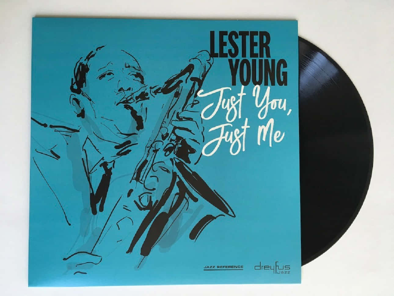 經典黑膠唱片《Just You, Just Me》- 萊斯特·楊 壁紙 — 一張風格化的插圖，描繪爵士薩克斯風手萊斯特·楊在藍綠色專輯封面上，旁邊隱約可見一張黑色黑膠唱片。