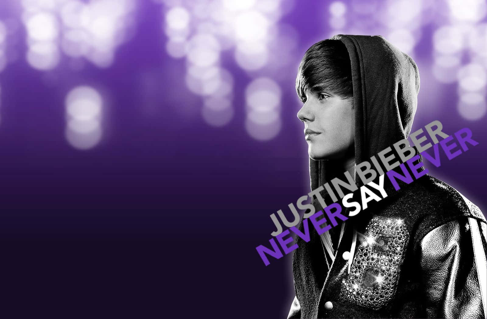 Justin Bieber 桌布 壁紙 — Justin Bieber 側面照，身穿連帽外套，背景為充滿活力的紫色散景效果，並帶有專輯標題文字。