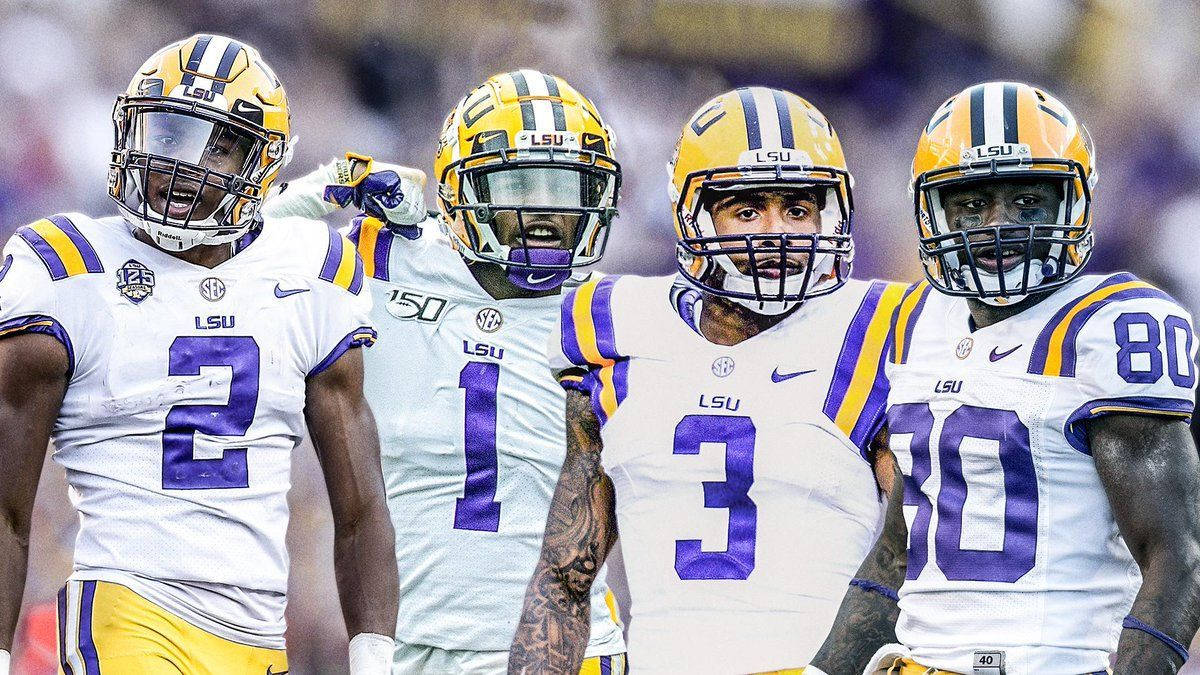 Justin Jefferson 與球隊隊友 壁紙 — 四名身穿白色和紫色球衣的LSU足球員戴著頭盔在球場上一起慶祝。