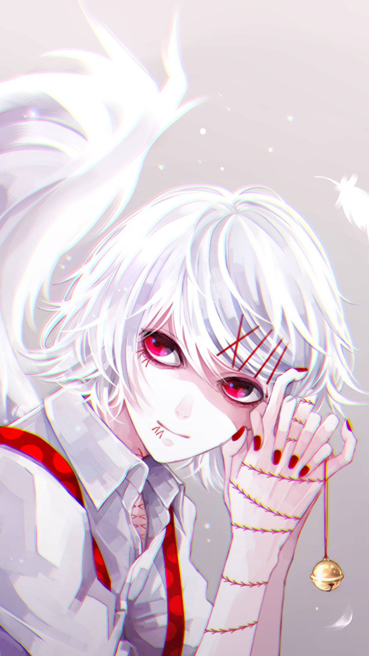 Juuzou Suzuya 白色翅膀 東京喰種 iPhone 背景 壁紙 — 一個蒼白的動漫角色，白髮紅眼，手持金色鈴鐺，縫合的手和額頭上的紅色標記，背景柔和發光。