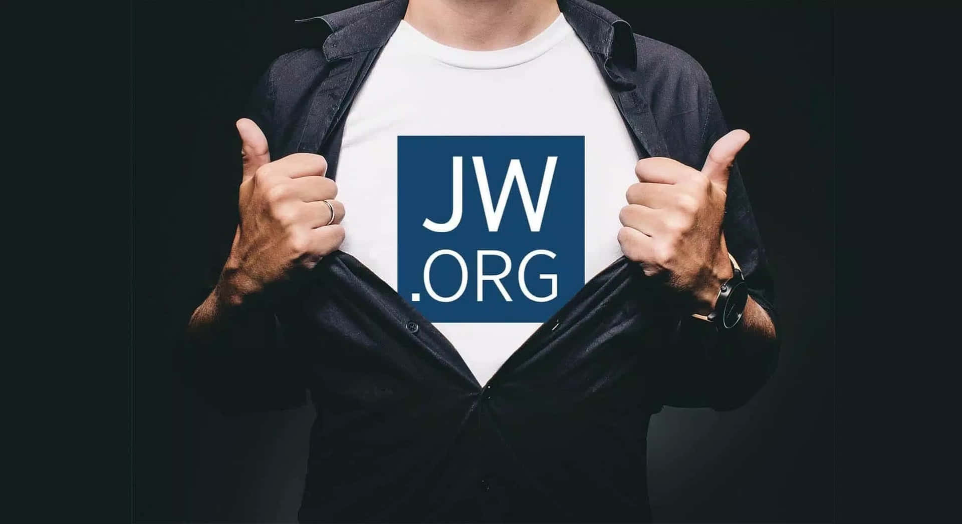 人撕開襯衫以豎起大拇指手勢展示JW.ORG標誌。