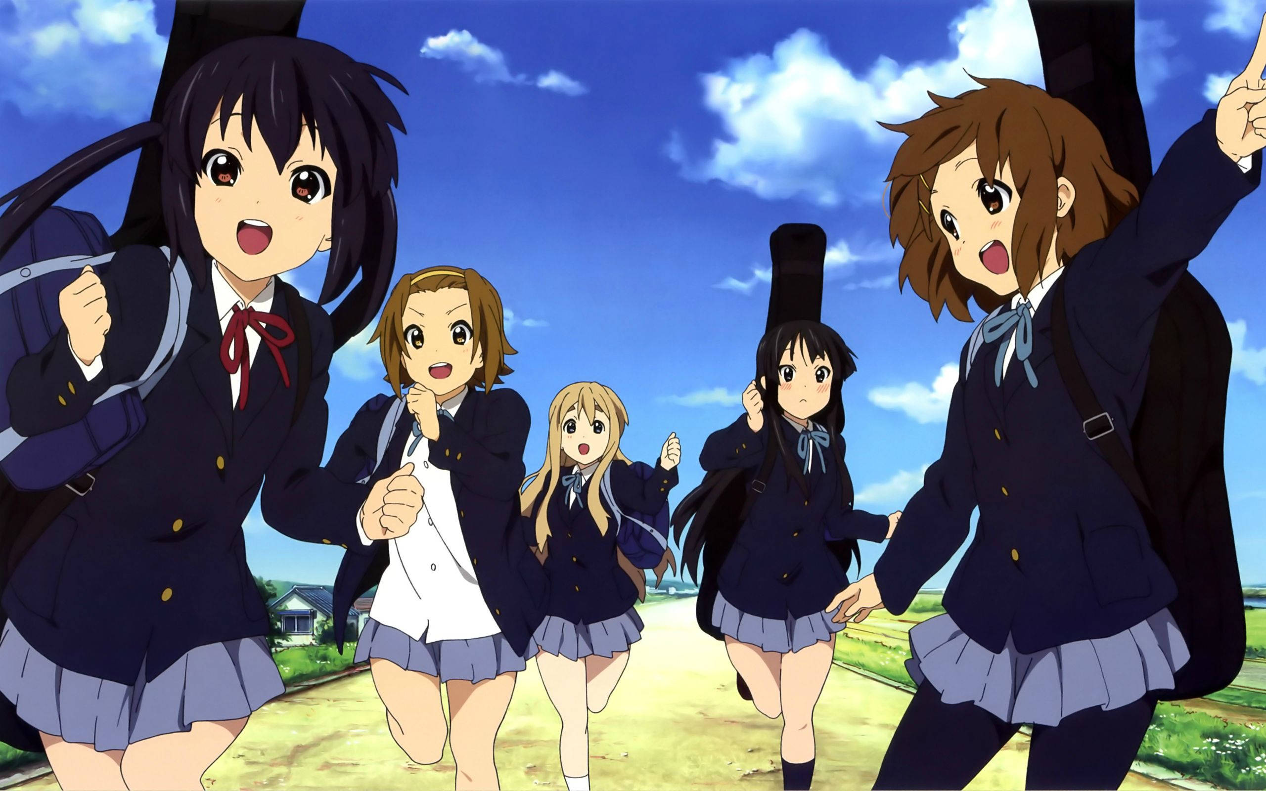 《K-ON！輕音部》女孩們奔跑 壁紙 — 五個穿著校服嘅動畫女仔喺藍天白雲下嘅鄉村路上開心咁跑緊。