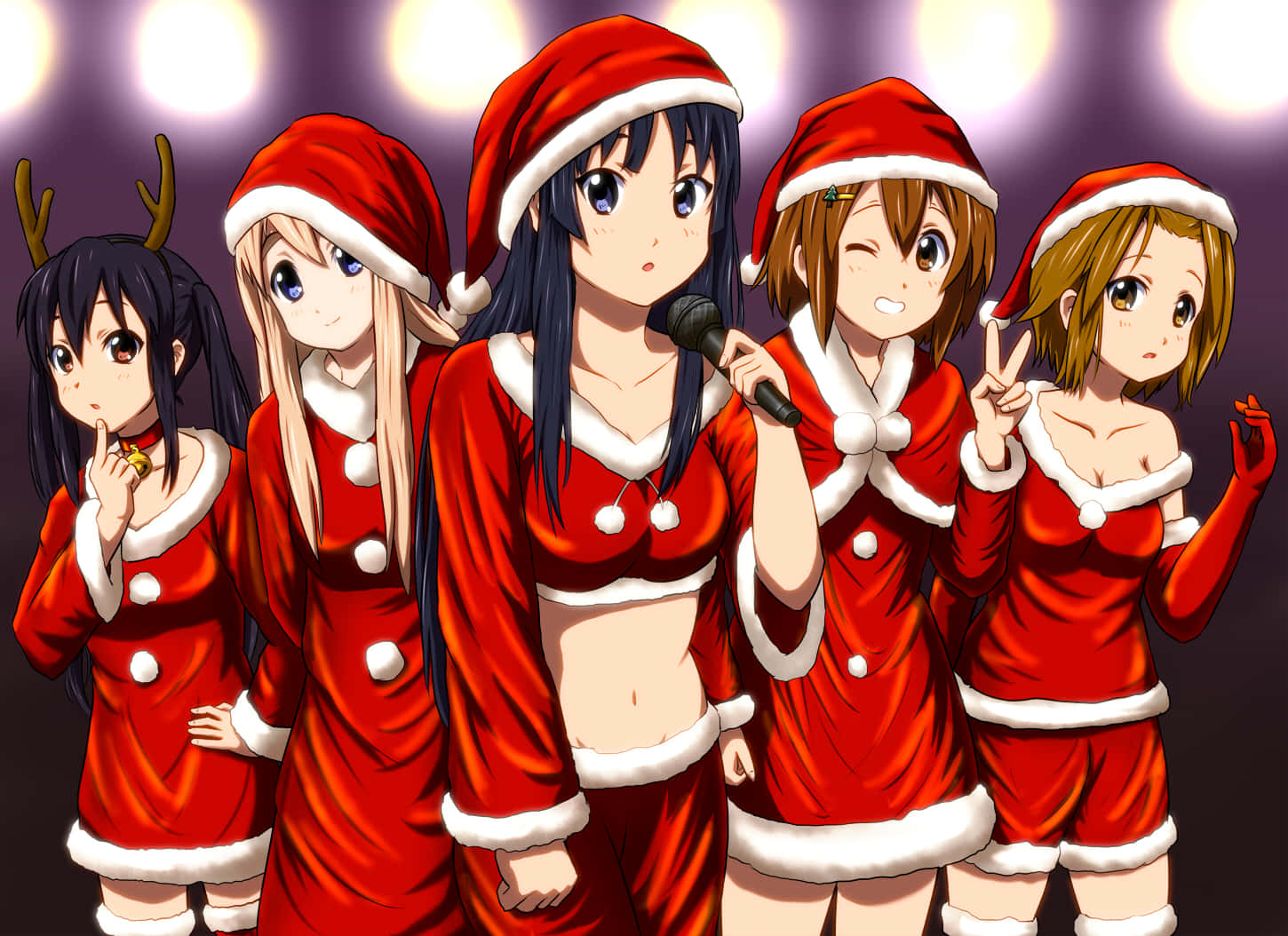 K-ON! 女孩團體聖誕動漫頭像 壁紙 — 五個動漫女孩穿著紅色聖誕老人服裝，在明亮的舞台燈光下開心地擺姿勢，其中一個拿著麥克風。