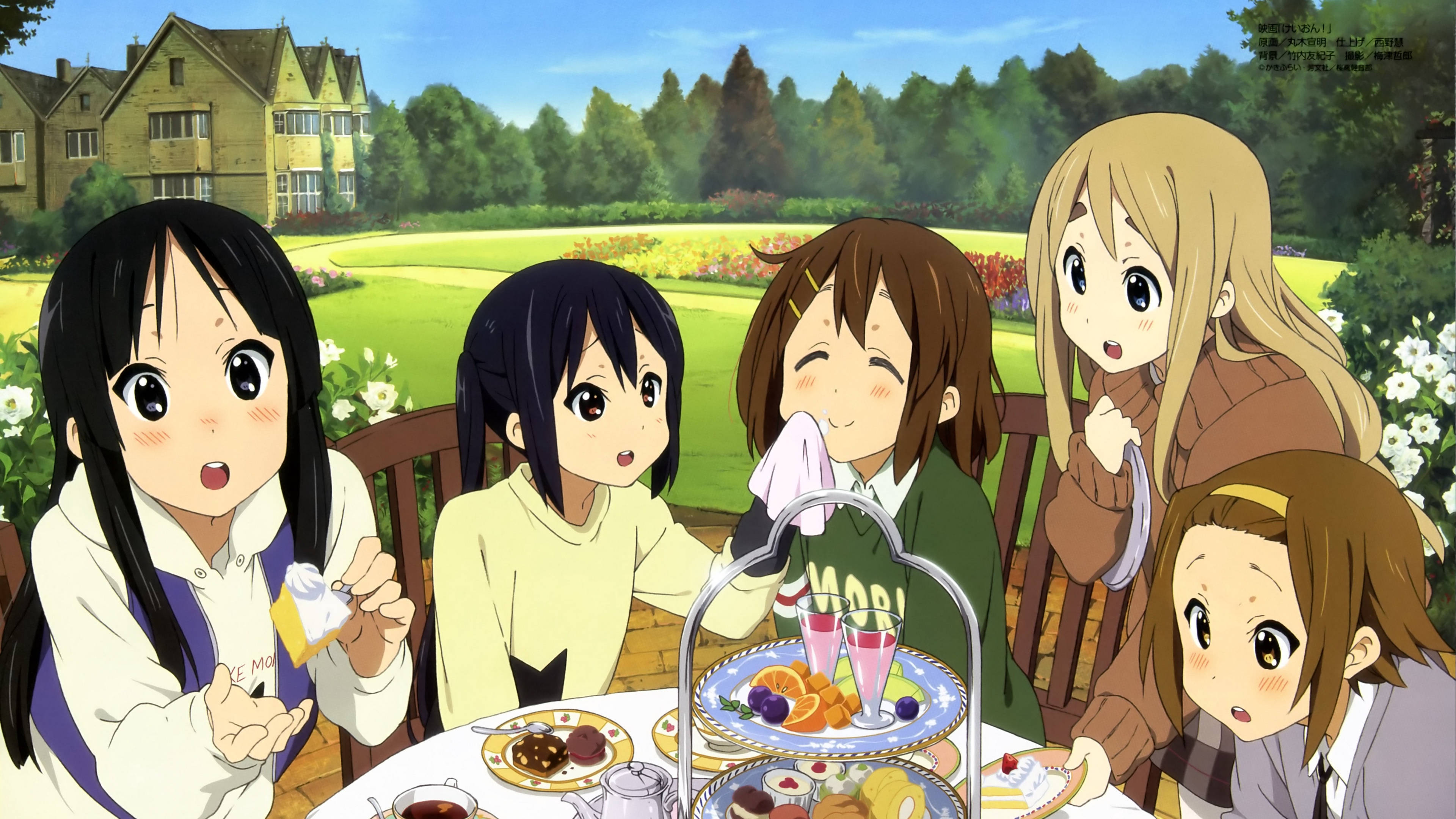 K-on 女孩在田野吃零食 壁紙 — 五位動漫女孩在茂密的綠色花園中享受陽光明媚的戶外茶會，品嚐糕點和飲料。
