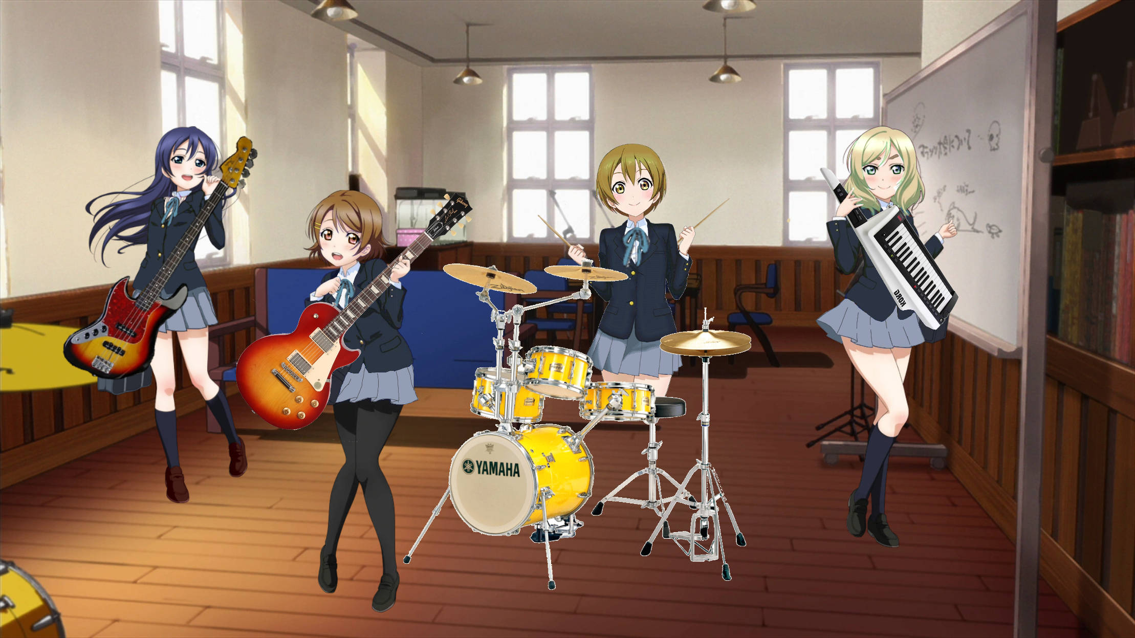 K-on 學校音樂即興演出 壁紙 — 四個穿著校服的動漫女孩在陽光照射的木質音樂室中充滿活力地彈奏結他、鼓和鍵盤。