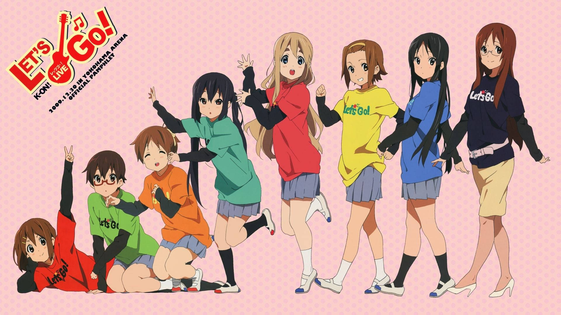 K-on 全角色集體照 壁紙 — 七位動漫女孩穿著色彩繽紛的「Let's Go!」T恤，在粉紅色圓點背景前充滿活力地擺姿勢。