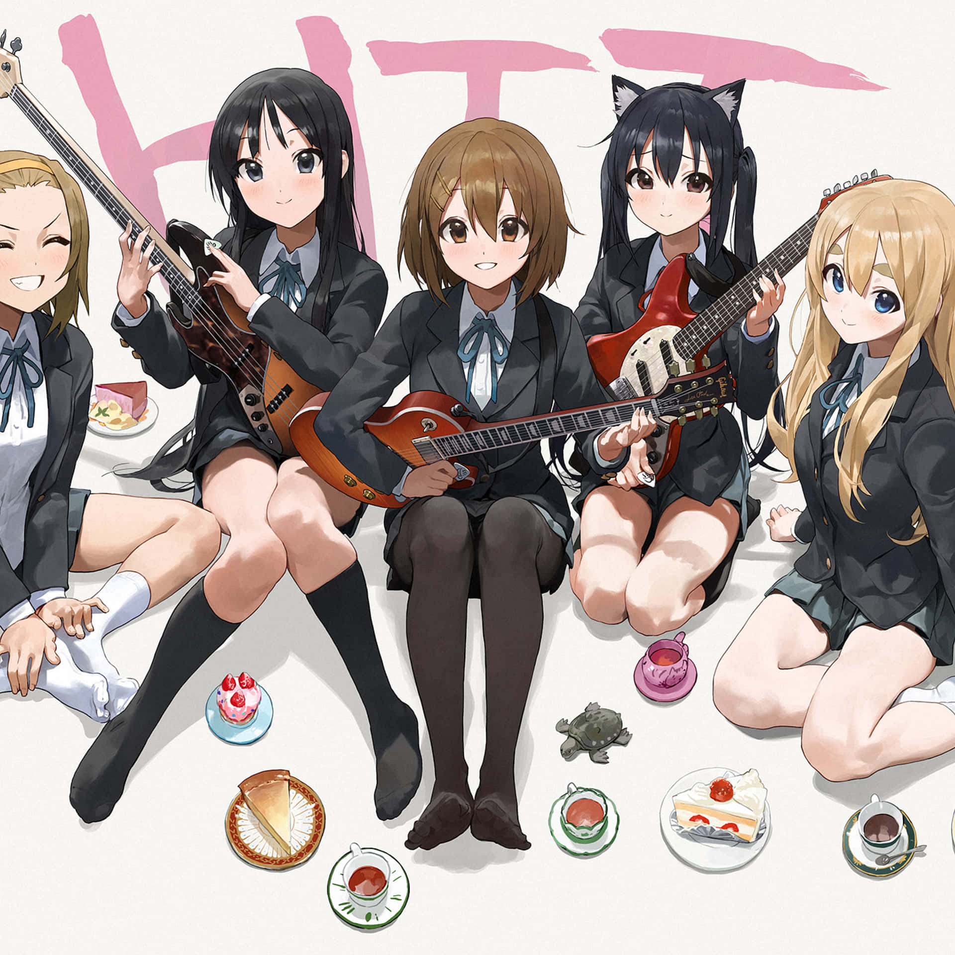K-ON! 動畫樂隊群像 壁紙 — 五個穿著校服的動漫女孩一起彈結他、享用茶和蛋糕。