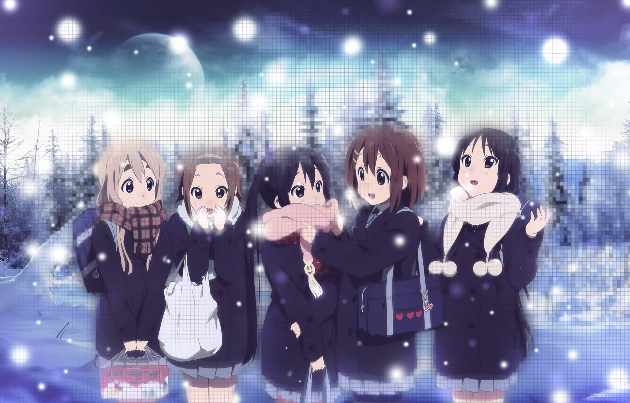 K-on 女孩冬季造型 壁紙 — 五個穿著校服嘅動畫女仔喺白雪皚皚嘅冬季森林入面，喺發光嘅月亮下擠埋一齊。