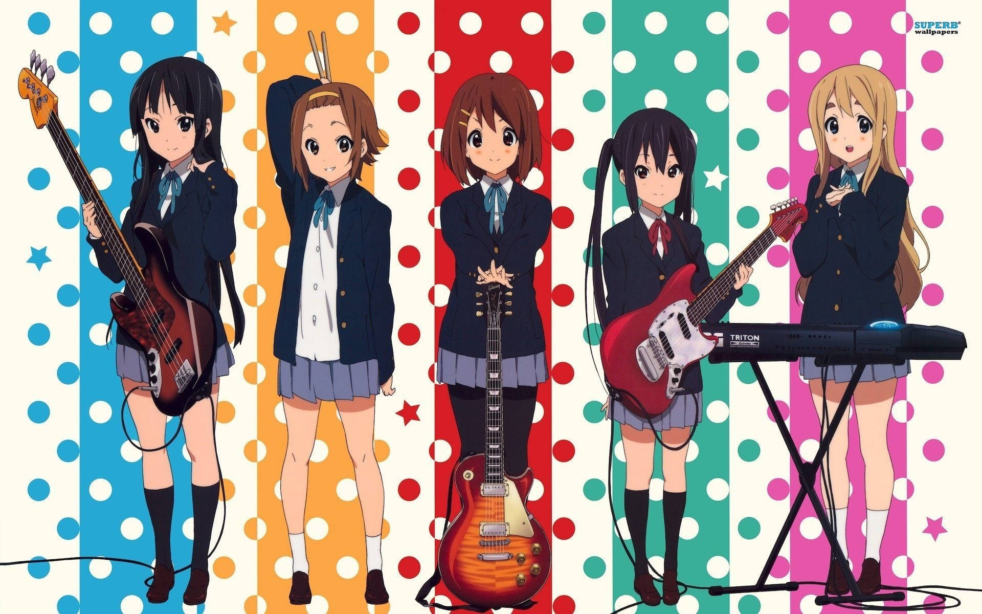 K-on 女孩樂隊與樂器 壁紙 — 四個穿著校服的動漫女孩在色彩繽紛的圓點條紋背景前彈結他和鍵盤。