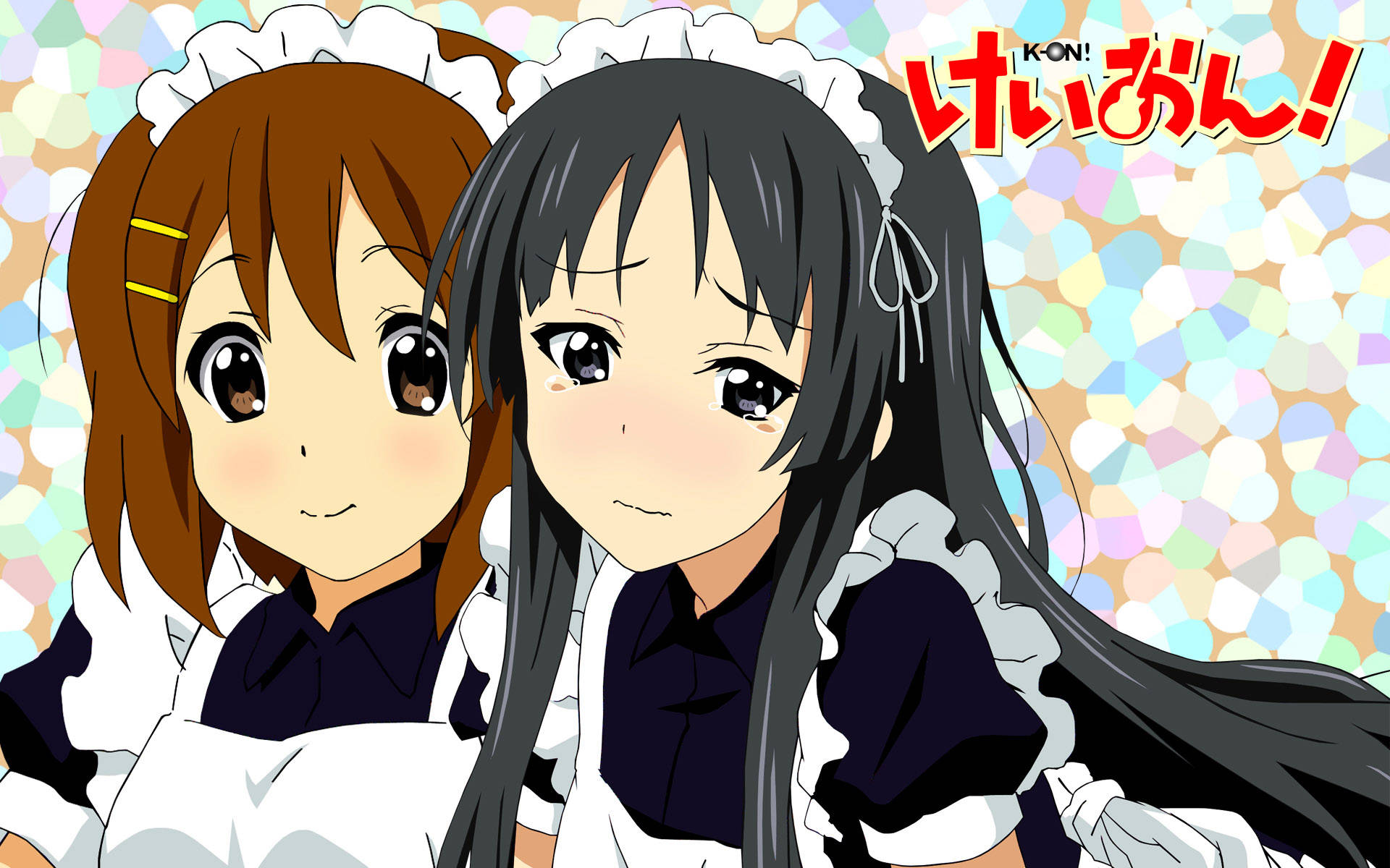 K-on 女孩穿女僕裝 壁紙 — 兩個穿著女僕裝的動漫女孩在閃閃發光的粉彩背景前微笑，帶有日文字。