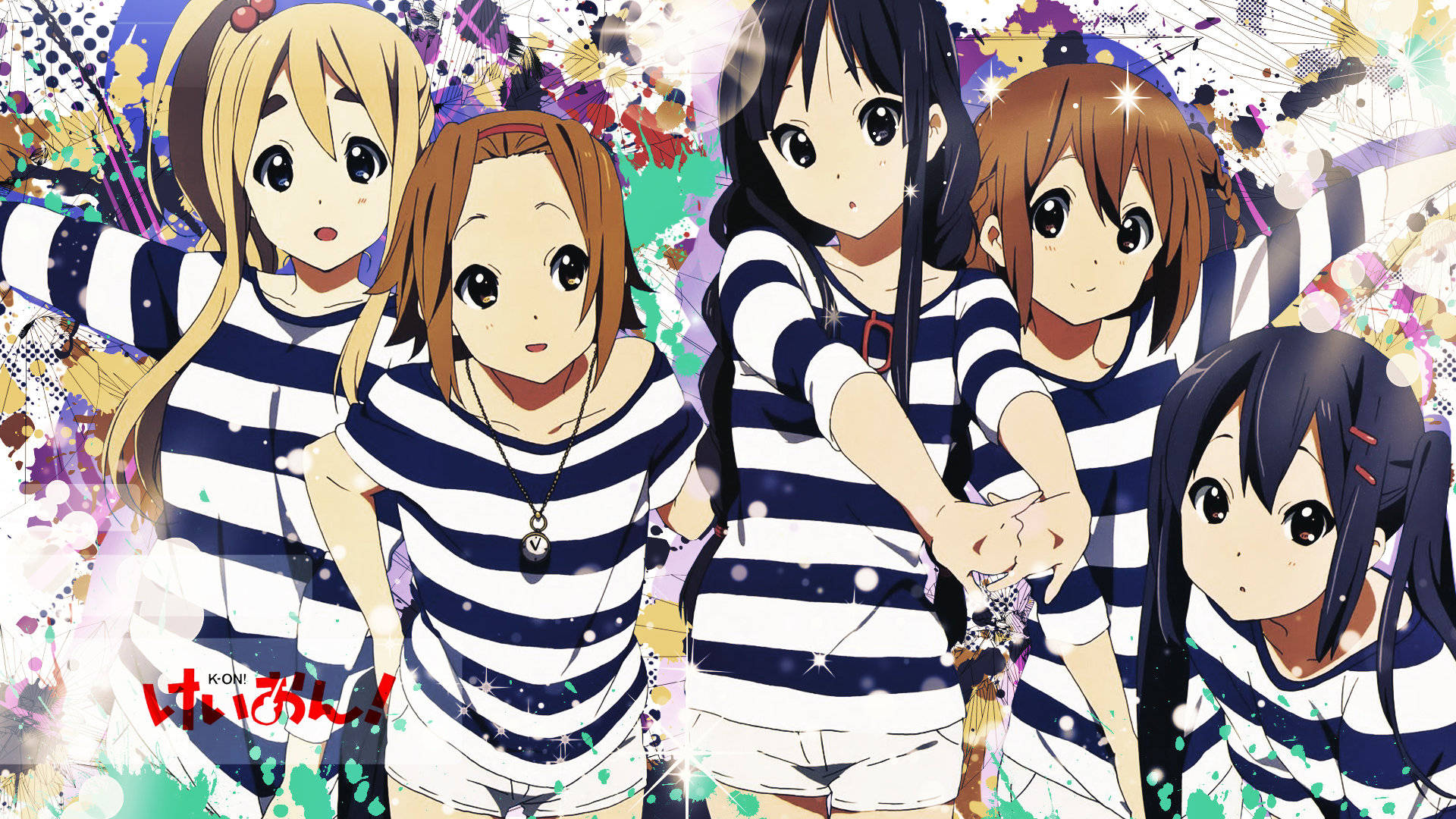 K-on 女孩穿條紋T恤 壁紙 — 五位動畫女孩穿著相配的藍白條紋服裝，站在充滿活力的潑濺背景前。