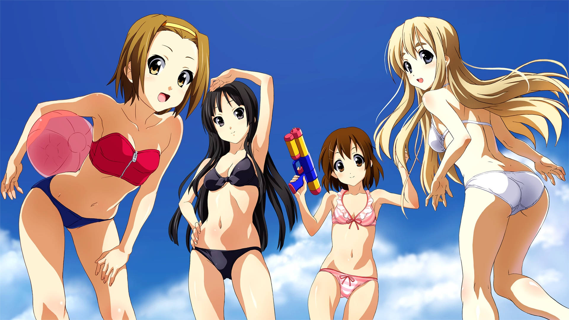 K-on 女孩穿比基尼 壁紙 — 四個穿著泳衣的動漫女孩在明亮的藍天和蓬鬆的白雲前頑皮地擺姿勢。