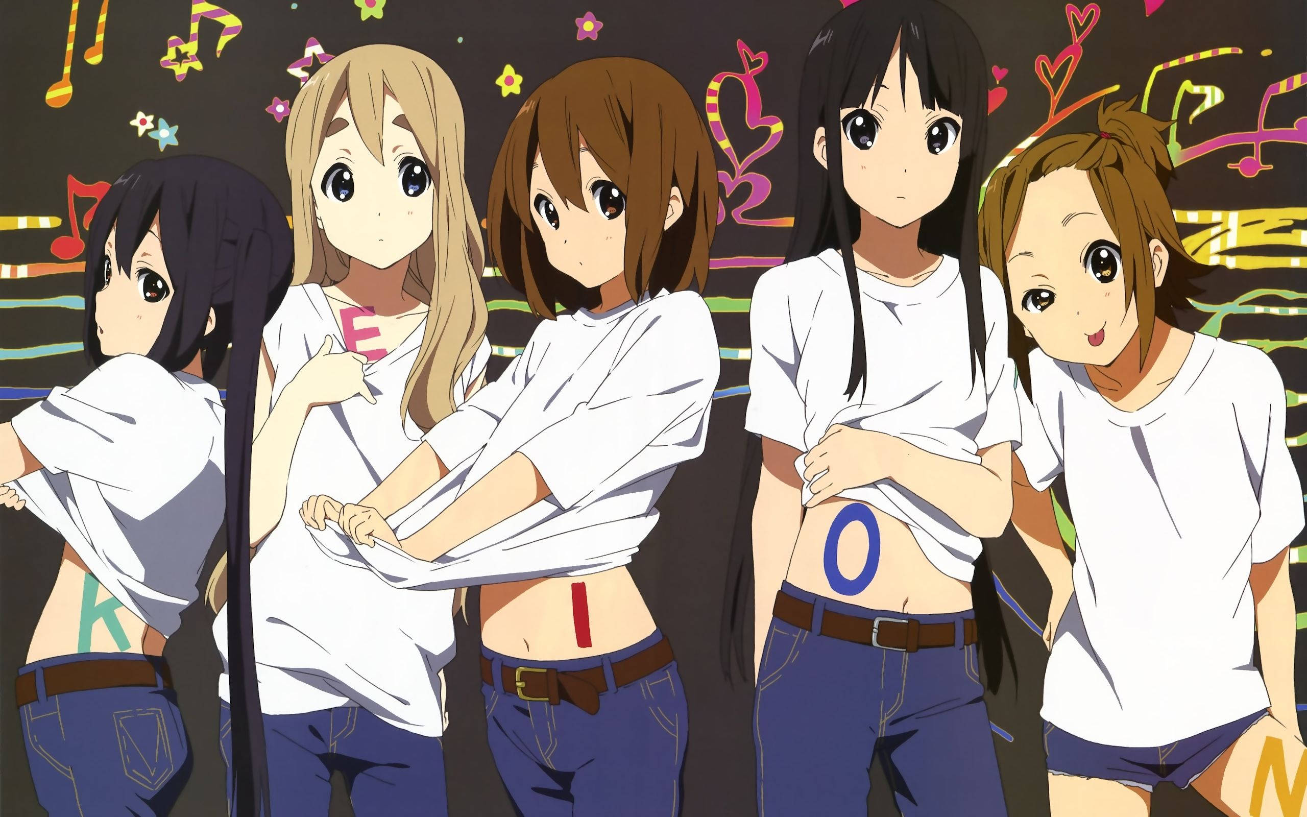 K-on 女孩粉絲藝術 壁紙 — 五個動漫女孩穿著白襯衫和牛仔褲，在色彩繽紛的音樂背景前，肚子上貼著字母擺姿勢。