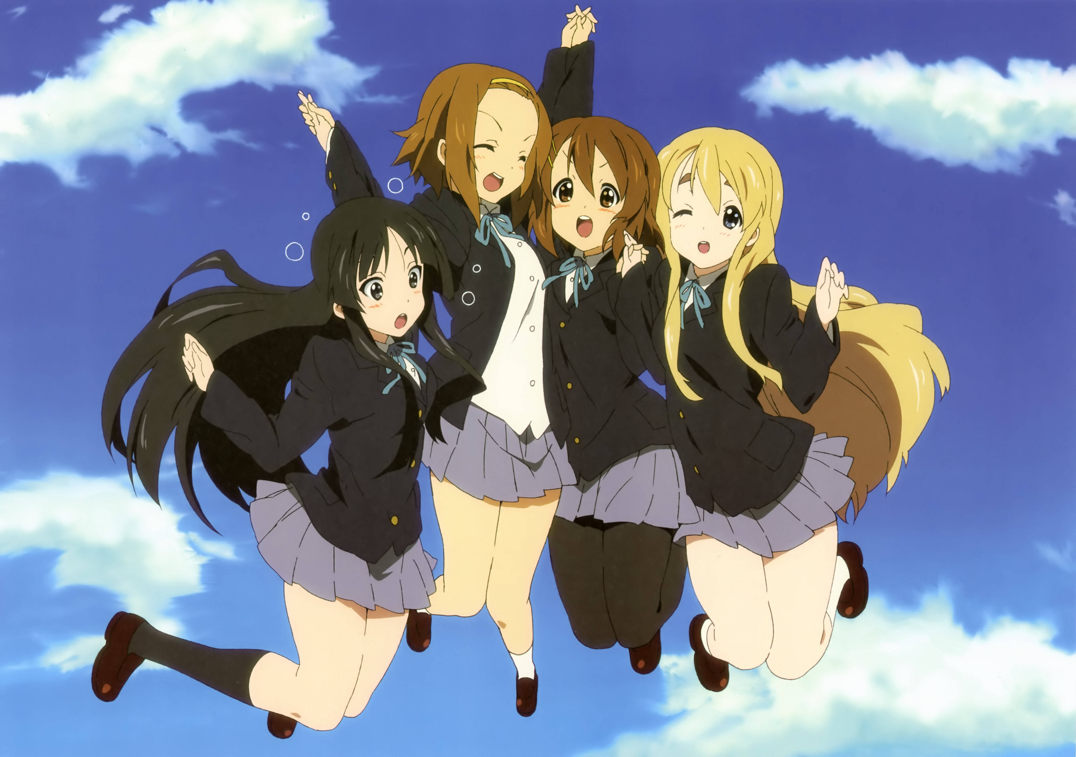 K-on 女孩躍入藍天 壁紙 — 四個穿著校服的動畫女孩在明亮的藍天中快樂地漂浮，天空中有蓬鬆的白雲。