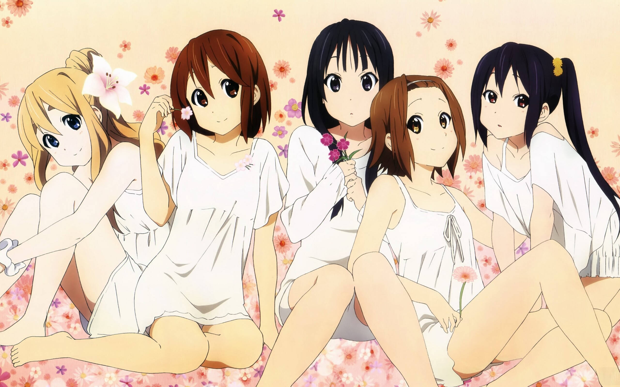K-on 女孩身穿白裙 壁紙 — 五個穿著白色睡袍的動漫女孩一起坐在粉紅色花朵的床上，背景柔和粉彩。