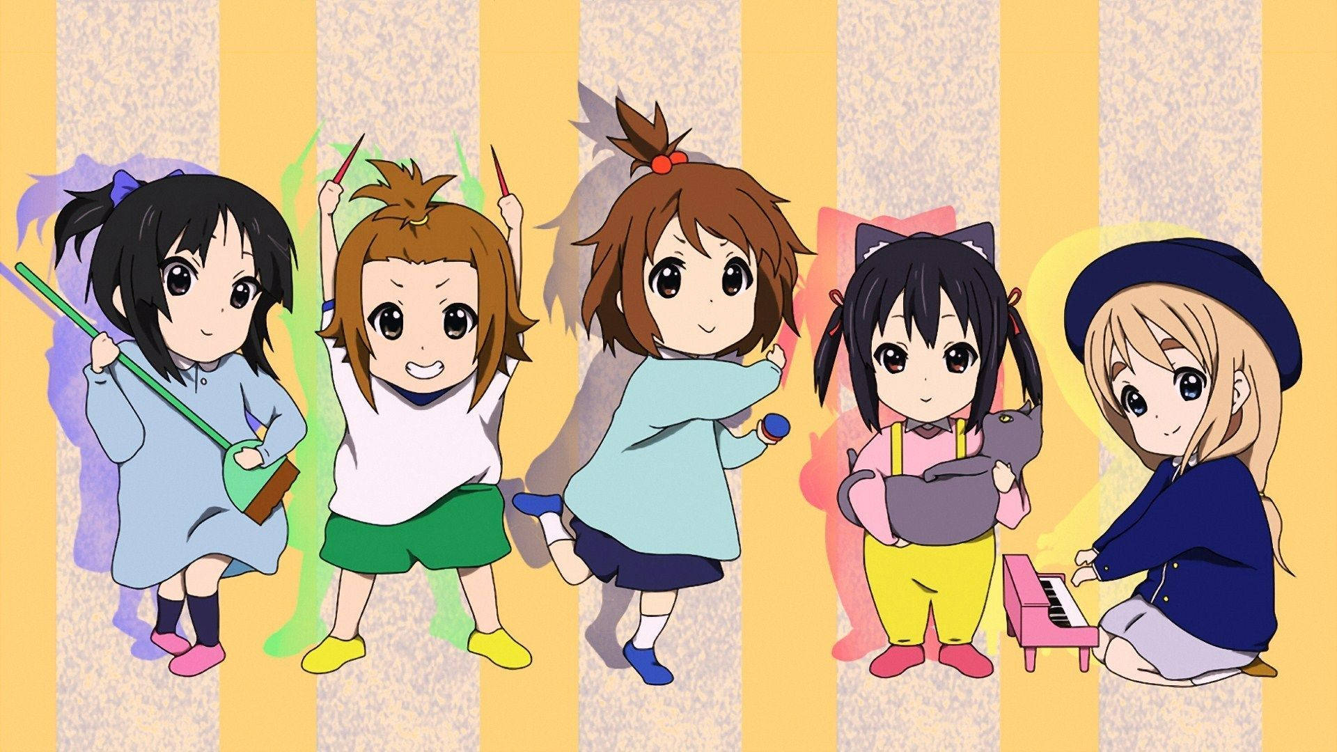 K-on 小型角色插畫 壁紙 — 五個穿著色彩繽紛服裝的開心動畫女孩在條紋黃色背景上演奏樂器。