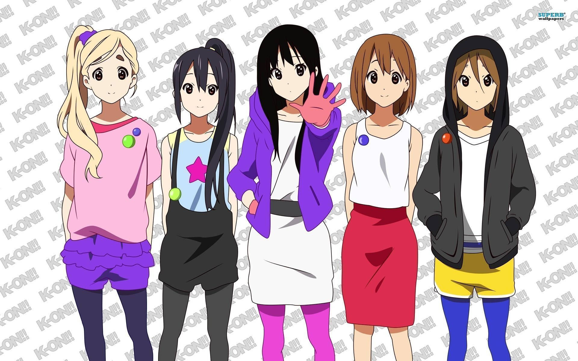 K-on 年輕時尚女孩 壁紙 — 五位動漫少女穿著色彩繽紛的休閒服裝，並排站在重複的K-ON水印背景前。
