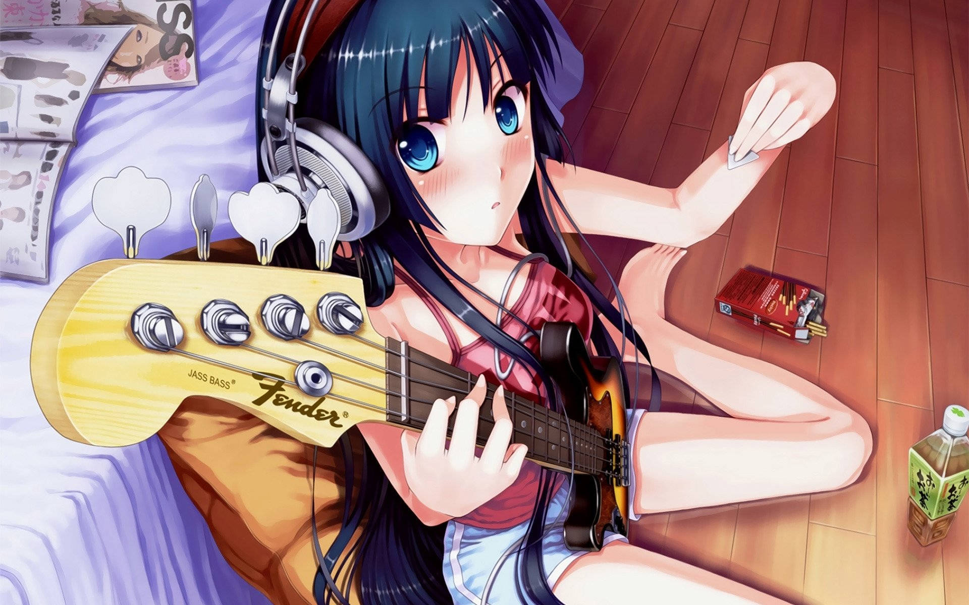 K-on 水樹奈奈彈貝斯 壁紙 — 藍眼戴耳機的動漫女孩在木地板上彈奏Fender低音結他，旁邊有飲品和漫畫。