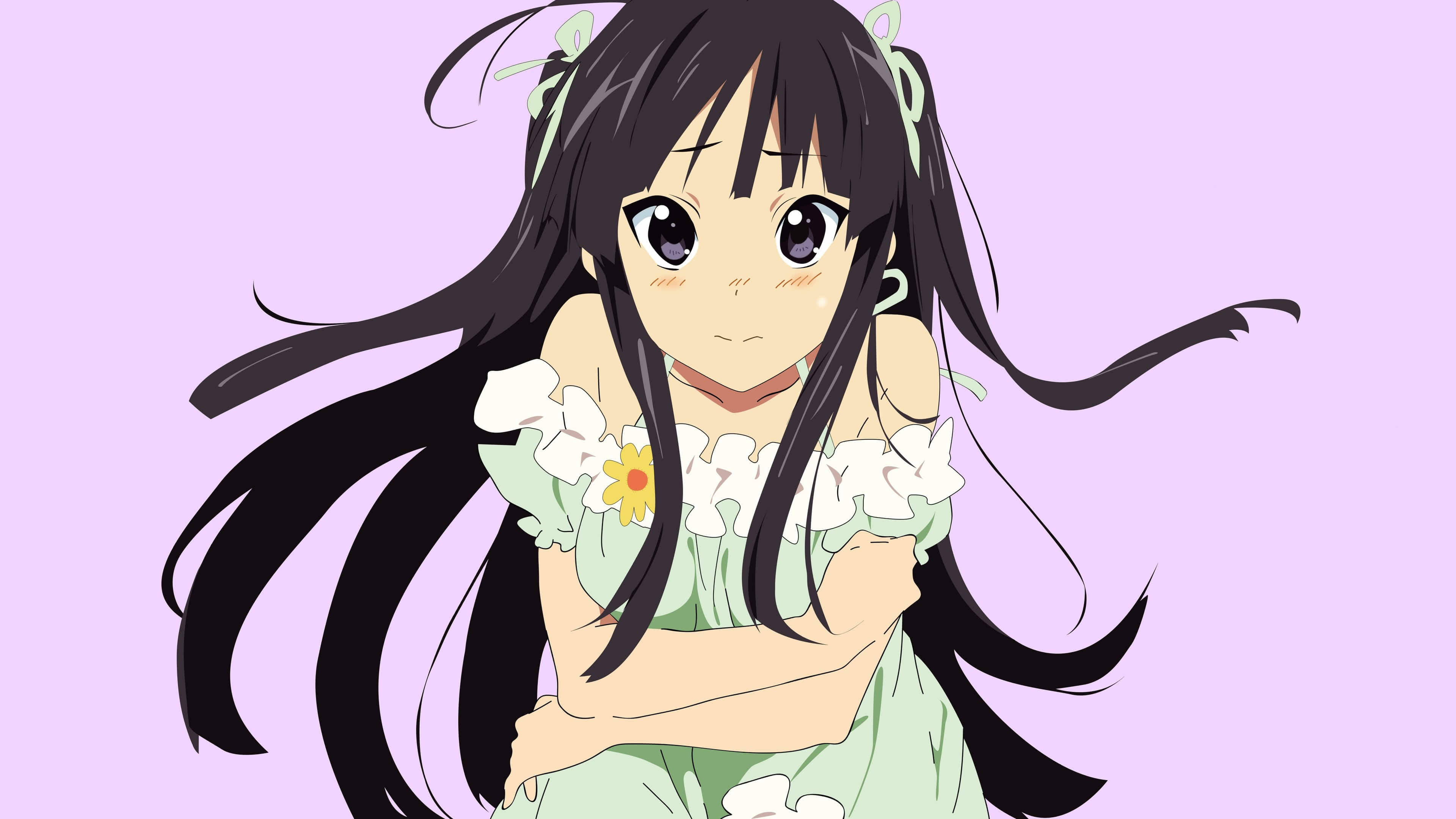 K-on 水樹奈奈穿薄荷綠裙 壁紙 — 一個可愛的動漫女孩，長長的黑髮和紫色眼睛，穿著淺綠色連衣裙，帶有白色荷葉邊和一朵黃色花朵，站在柔和的薰衣草背景前。