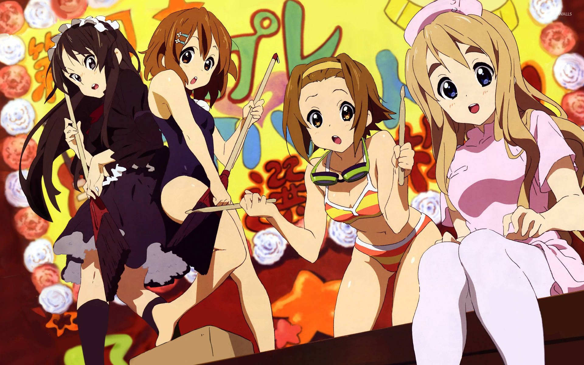 K-on 音樂祭典粉絲創作 壁紙 — 四個動漫女孩穿著泳裝和服裝，在帶有日文字和玫瑰圖案的鮮黃色背景前充滿活力地擺姿勢。