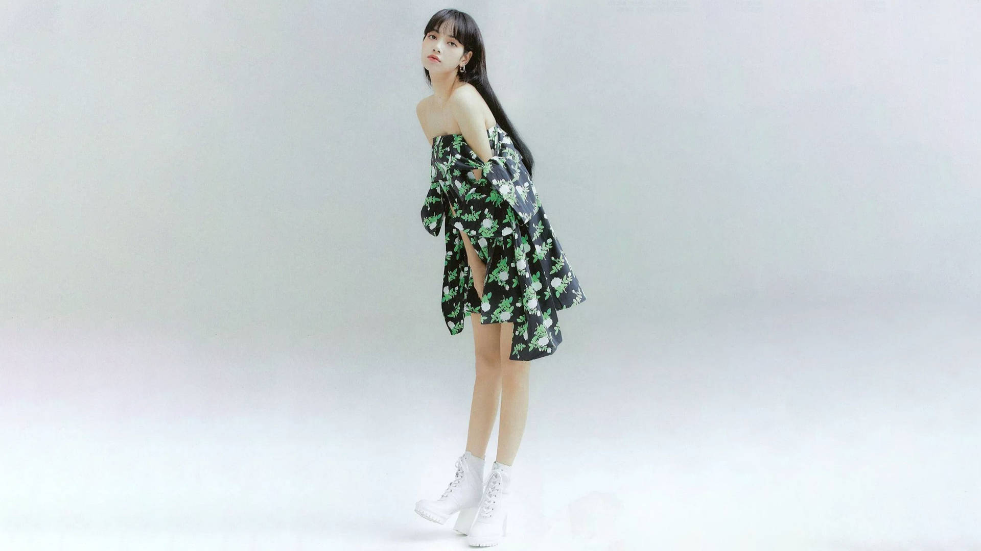 K-pop BLACKPINK成員Lisa為Allure拍攝的甜美寫真