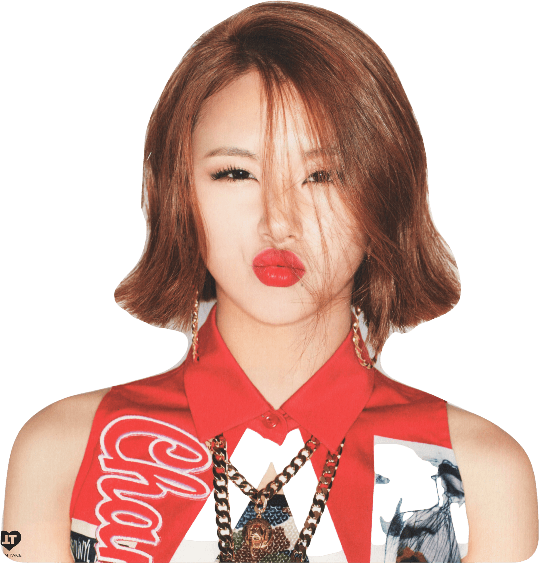 K-pop明星嘟嘴紅唇 壁紙 — 一位短棕髮、紅唇大膽的女性，在黑色背景前穿著圖案紅色上衣。