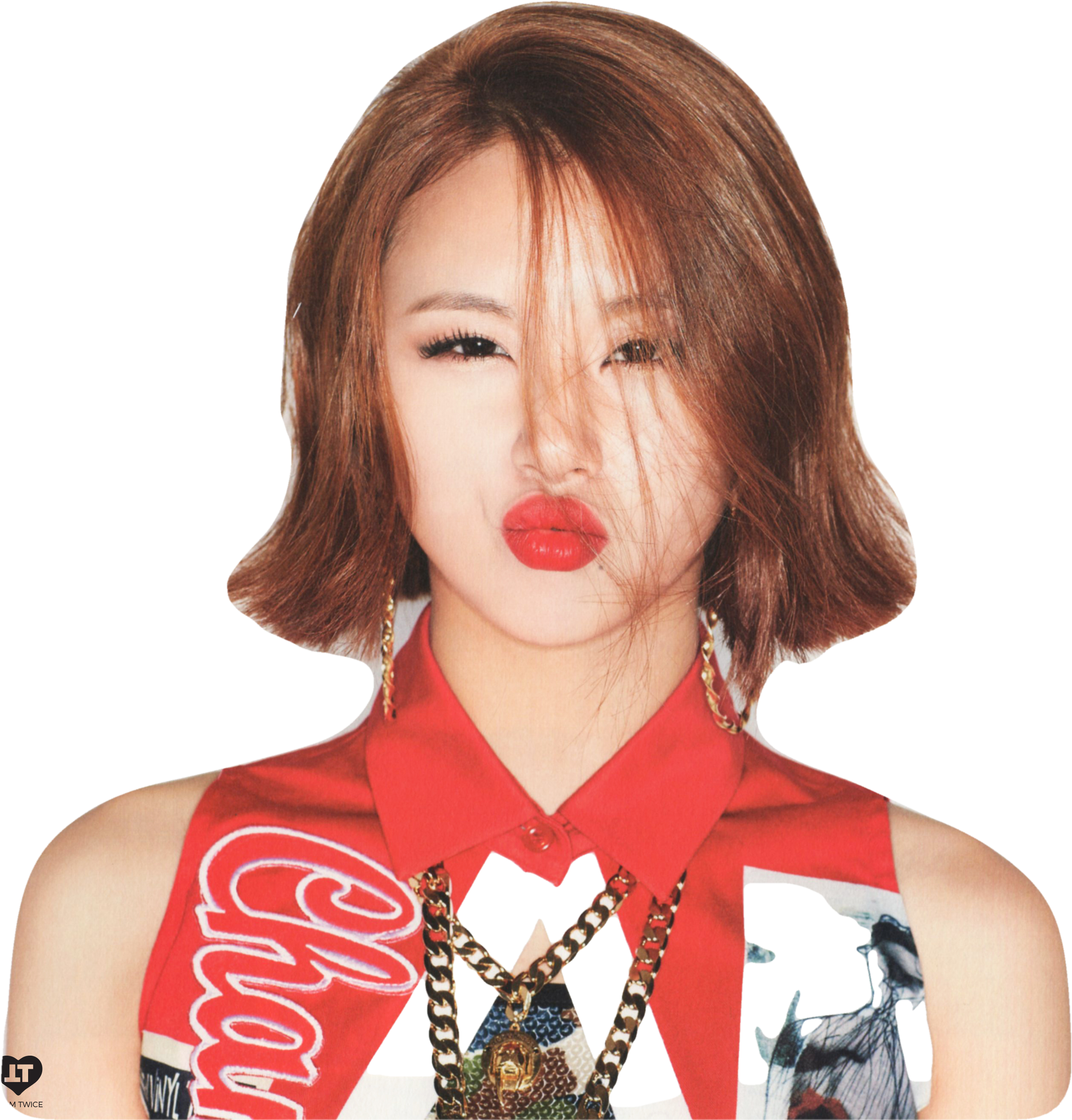 K-pop明星嘟嘴紅唇 壁紙 — 一位短棕髮、紅唇大膽的女性，在黑色背景前穿著圖案紅色上衣。