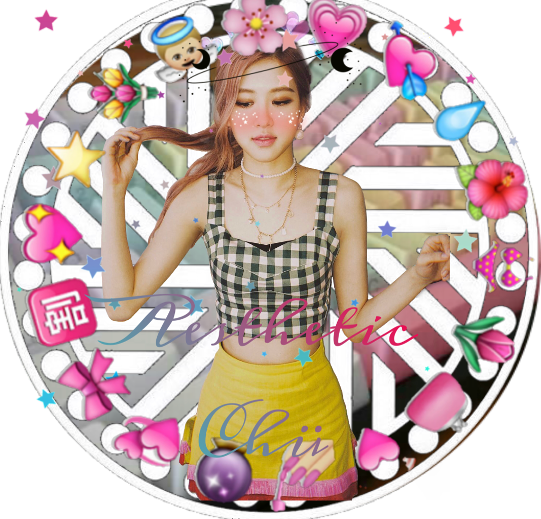 K-pop明星美學拼貼畫 壁紙 — 一位身穿格仔上衣和黃色裙的年輕女性，在圓形框架中被粉紅色心形、花朵、星星和卡通天使包圍，擺出姿勢。