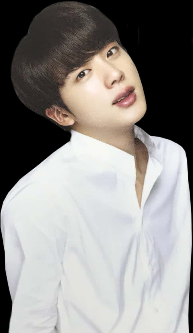 K-pop歌手穿白襯衫 壁紙 — 一位黑髮、身穿白恤衫的年輕男子在純黑背景下向上凝視。