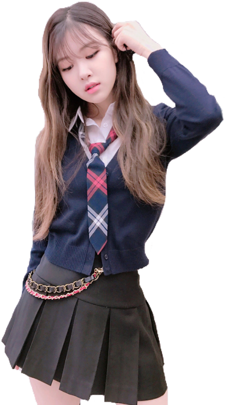 K-pop明星校園風造型 壁紙 — 一名穿著格仔領帶和百褶裙校服的年輕女子，一手放在頭髮上擺姿勢。