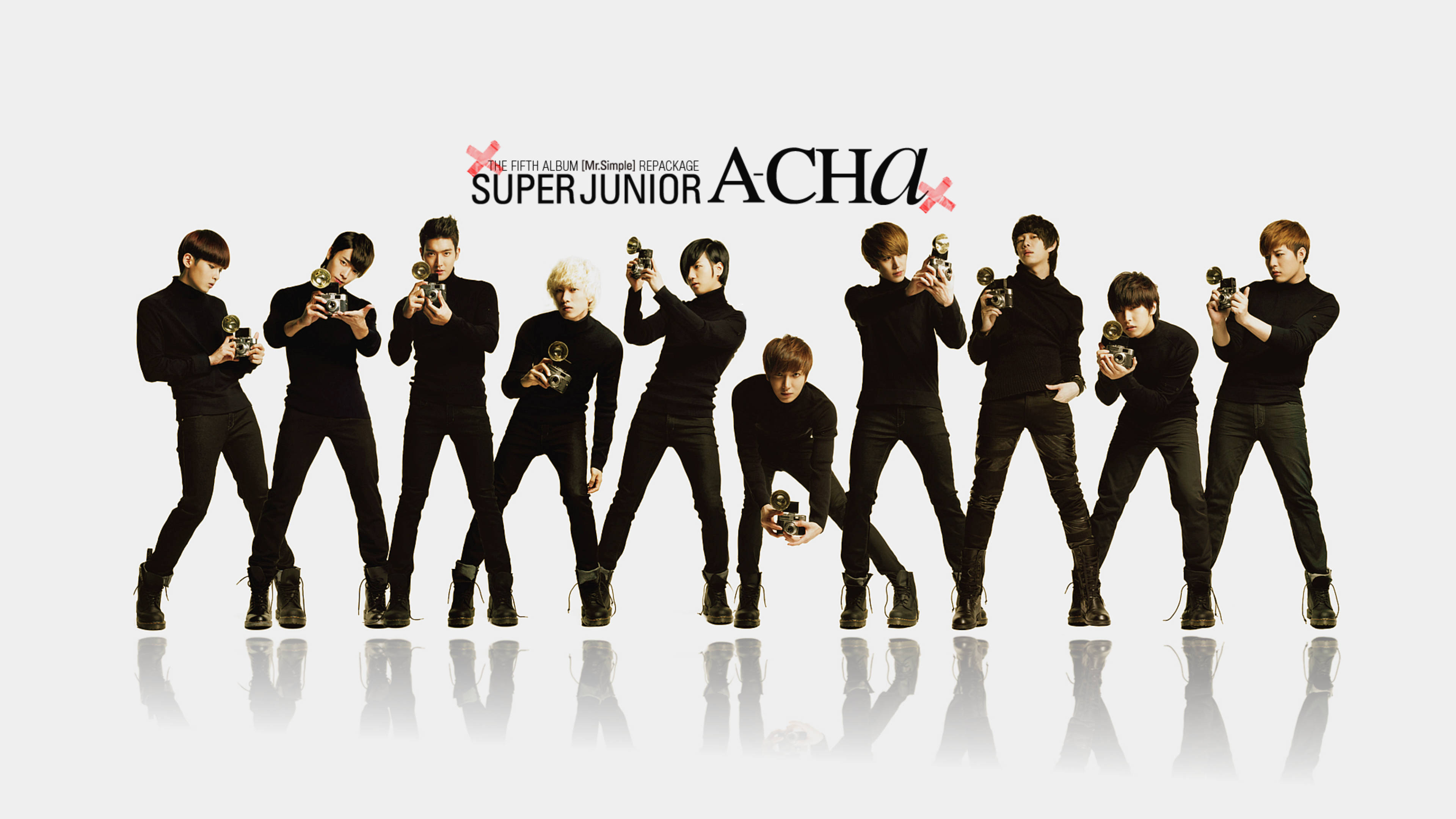 Super Junior Mr. Simple 壁紙 — K-pop 組合 Super Junior 身穿黑色服裝，手持獎盃，在極簡白色背景和反光地板上擺姿勢。