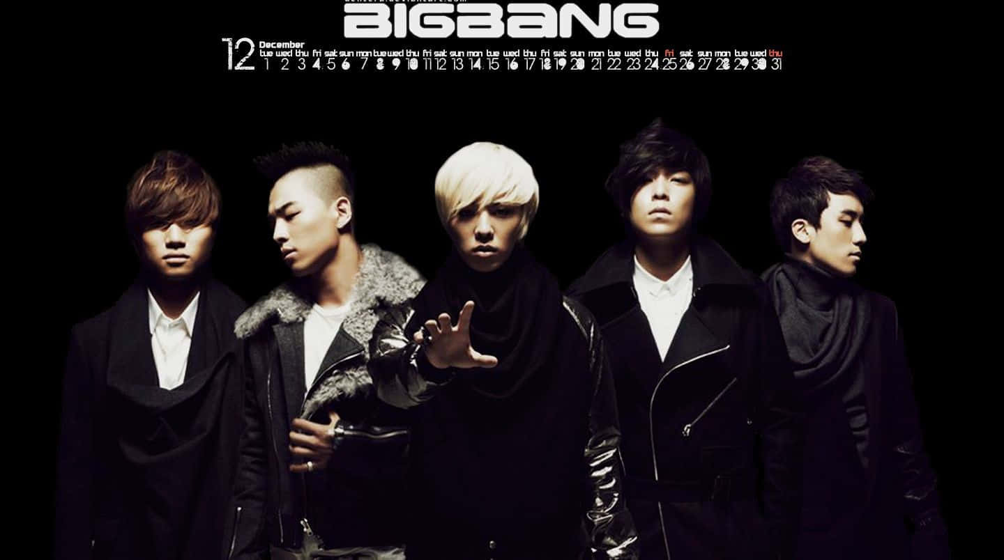 K-pop 組合身穿時尚服裝登台演出 壁紙 — 五位穿著深色外套的時尚男士在黑色背景前擺姿勢，並帶有12月12日的日曆標題。