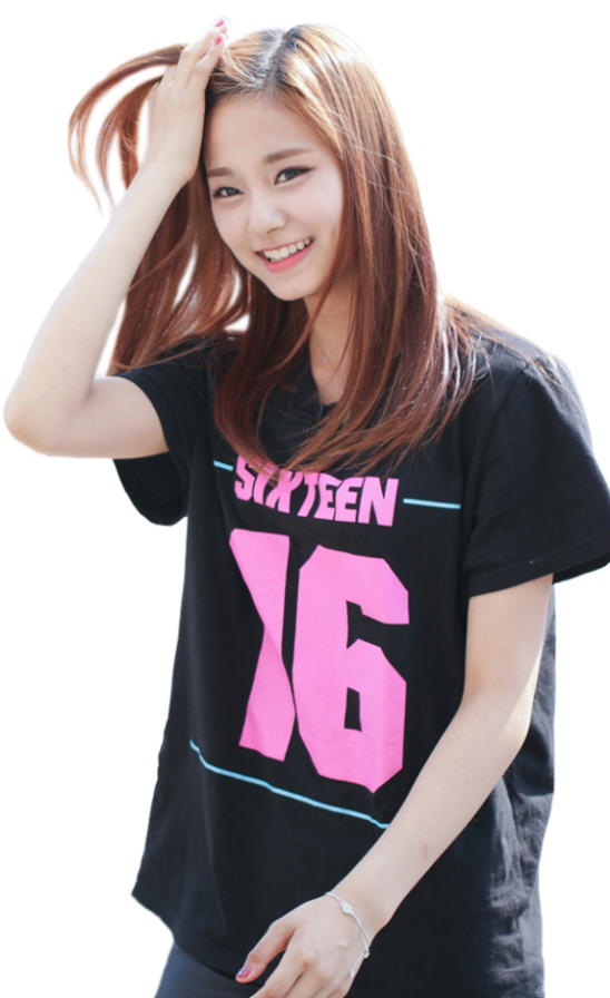 K-pop明星Sixteen T恤微笑 壁紙 — 一位微笑的年輕女性，長長嘅棕色頭髮，戴住黑色T恤上面有粉紅色嘅'SIXTEEN 16'字樣，玩緊自己個頭。