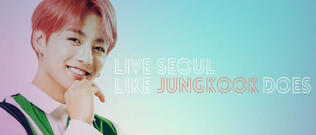 K-pop偶像Jungkook以魅力征服粉絲 壁紙 — 一個開朗的紅髮年輕男子微笑著，將下巴擱在手上，背景是柔和的漸變色並帶有文字。