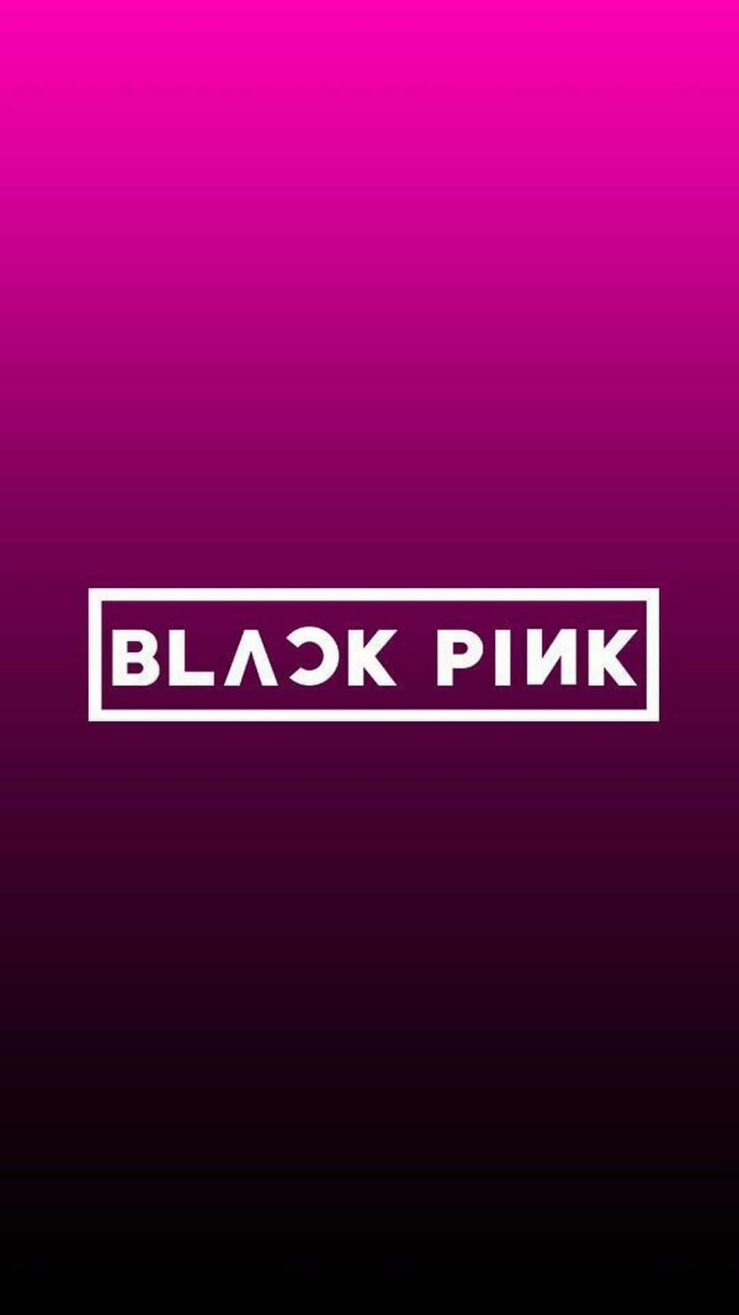 K-pop偶像登台擺姿勢 壁紙 — 大膽的白色「BLACK PINK」標誌居中，背景為從熱粉紅到深洋紅的鮮豔漸變色。