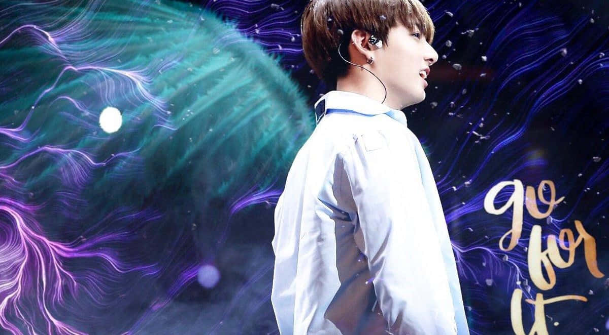 K-pop團體BTS成員Jungkook演唱 壁紙 — 一位身穿白恤衫的年輕男子站在藍綠色和紫色的宇宙漩渦前，伴隨著發光粒子及「go for it」字句。
