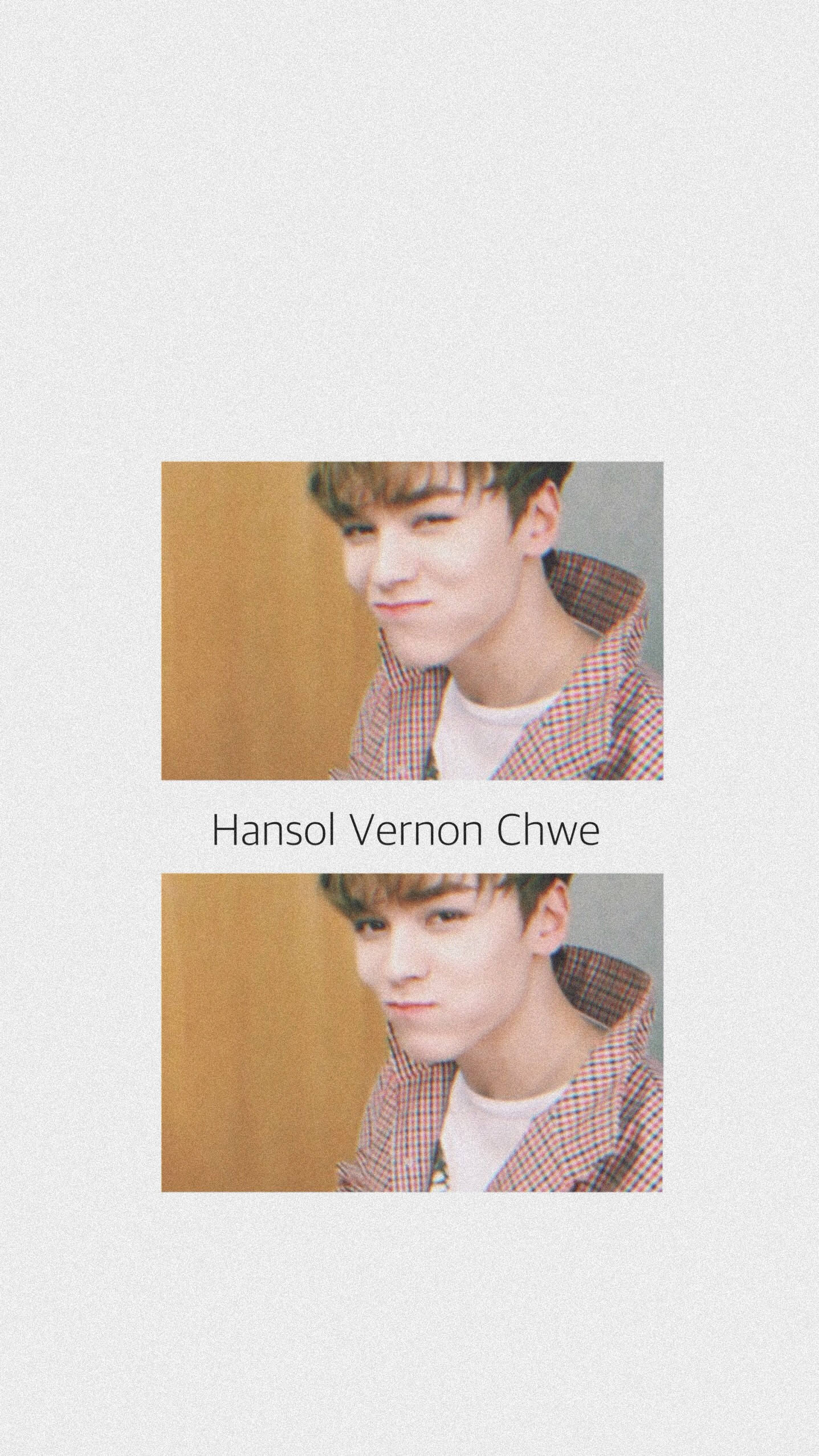 K-Pop明星Hansol Vernon Chwe迷人影像 壁紙 — Hansol Vernon Chwe 嘅肖像，佢著住格仔恤衫，喺溫暖嘅木背景前輕輕微笑。