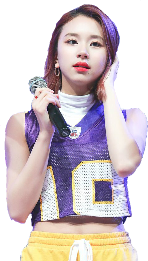 K-pop明星手持麥克風演出 壁紙 — 一位身穿紫色和金色NFL球衣的年輕女性，在黑色背景前擺姿勢，手持麥克風。