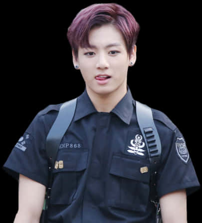 K-pop歌手穿警察制服 壁紙 — 一名紫髮年輕男子身穿黑色警察制服，肩上掛著帶子，背景為黑色。