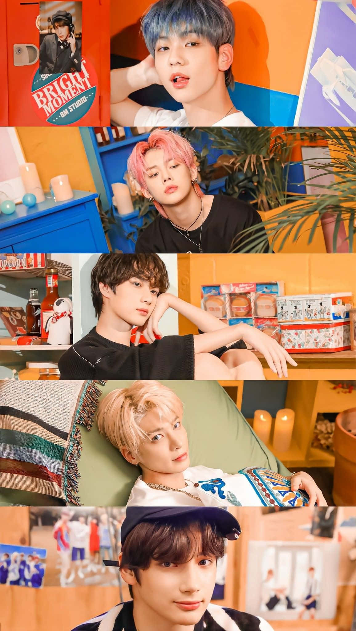 K-pop表演者準備震撼舞台 壁紙 — 五位頭髮色彩繽紛的年輕男性在充滿活力、風格化的室內場景中，搭配俏皮的道具和溫暖的燈光擺姿勢。