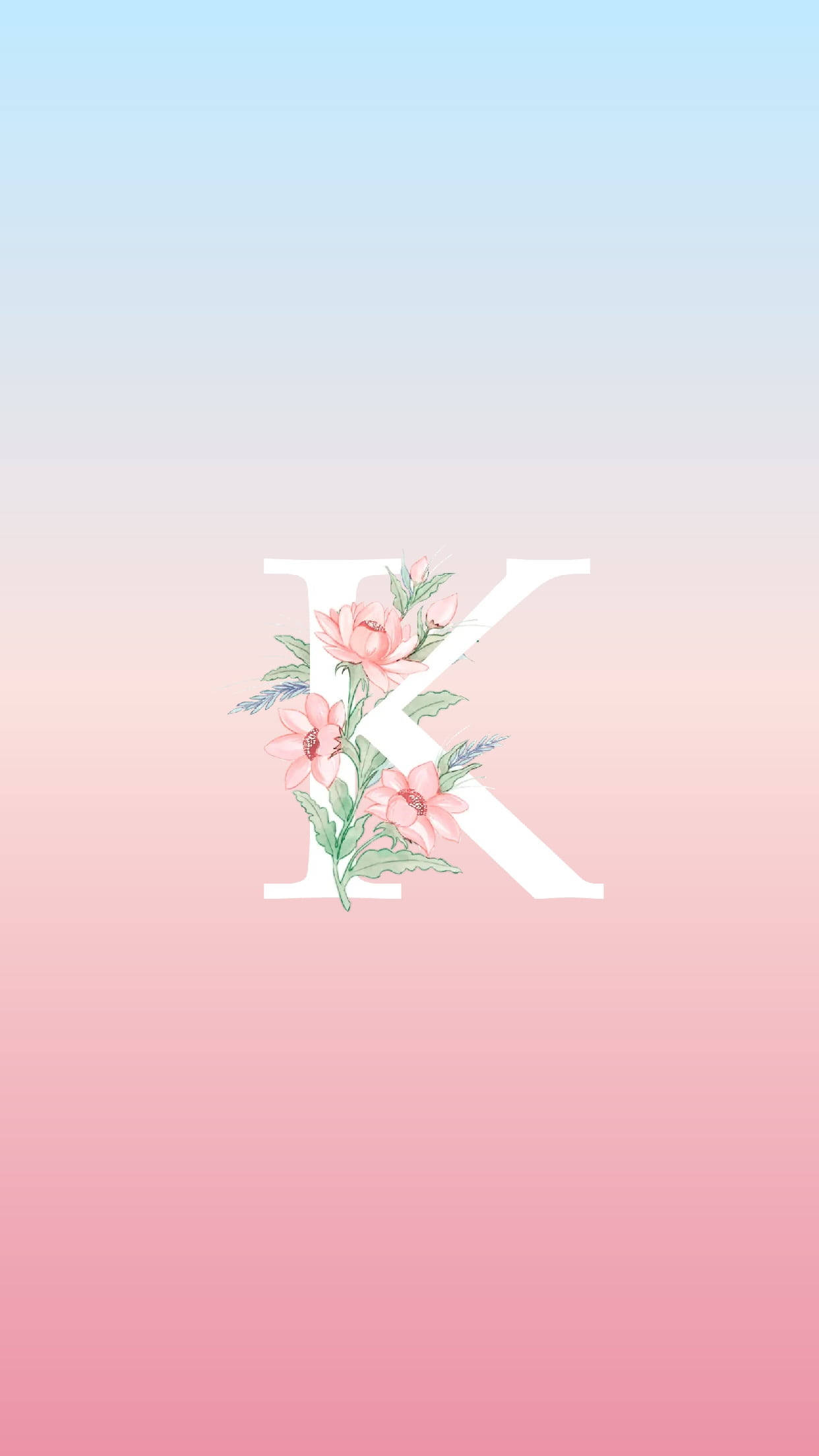 花卉漸層K字母 壁紙 — 一個白色字母K，飾有粉紅色花朵和綠色葉子，背景是從藍色到粉紅色的柔和漸變天空。