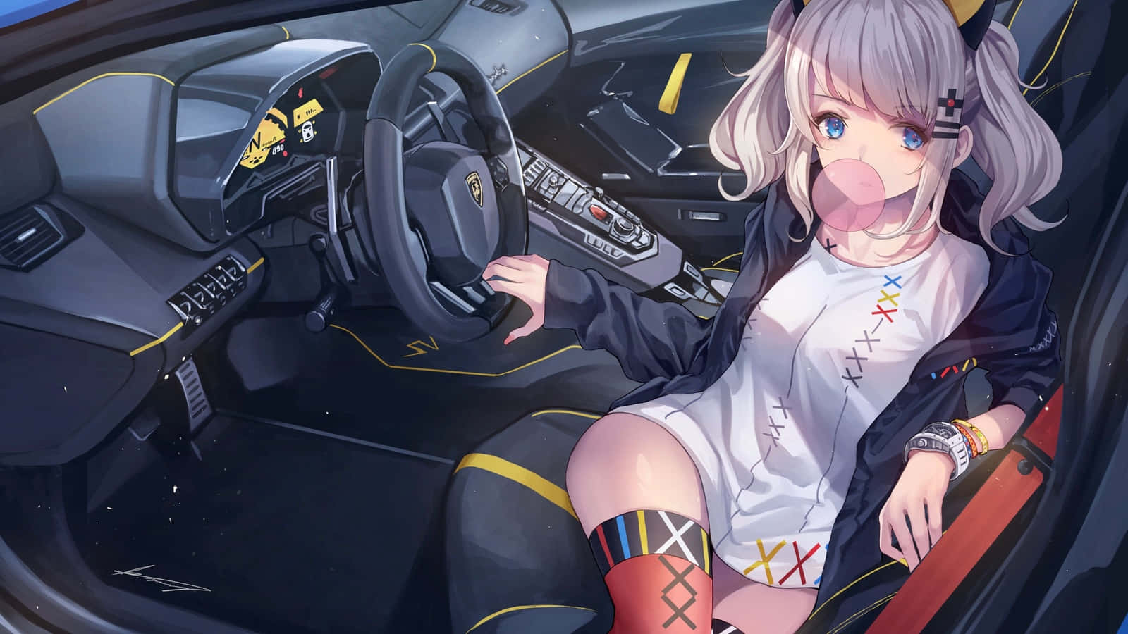 動畫角色Kaguya Luna駕車嚼粉色泡泡糖 壁紙 — 一位開心的動漫女孩，銀色頭髮和泡泡糖臉頰，坐在一輛帶有黃色點綴的時尚黑色林寶堅尼的駕駛座上。