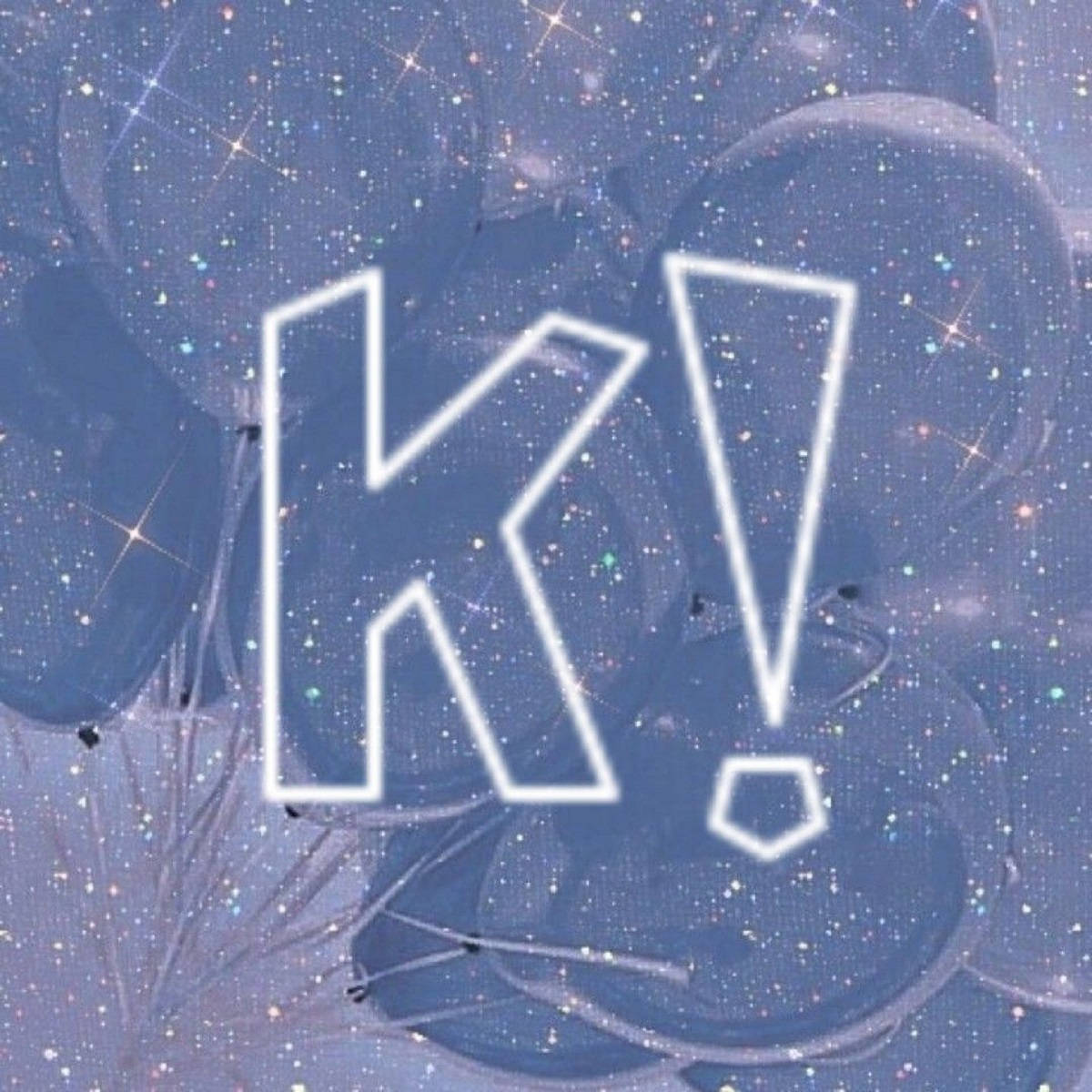 Kahoot! 藍色美學圖標 壁紙 — 一個發光白色輪廓的「K!」在充滿閃爍星星和半透明氣球的夢幻藍色背景上脫穎而出。