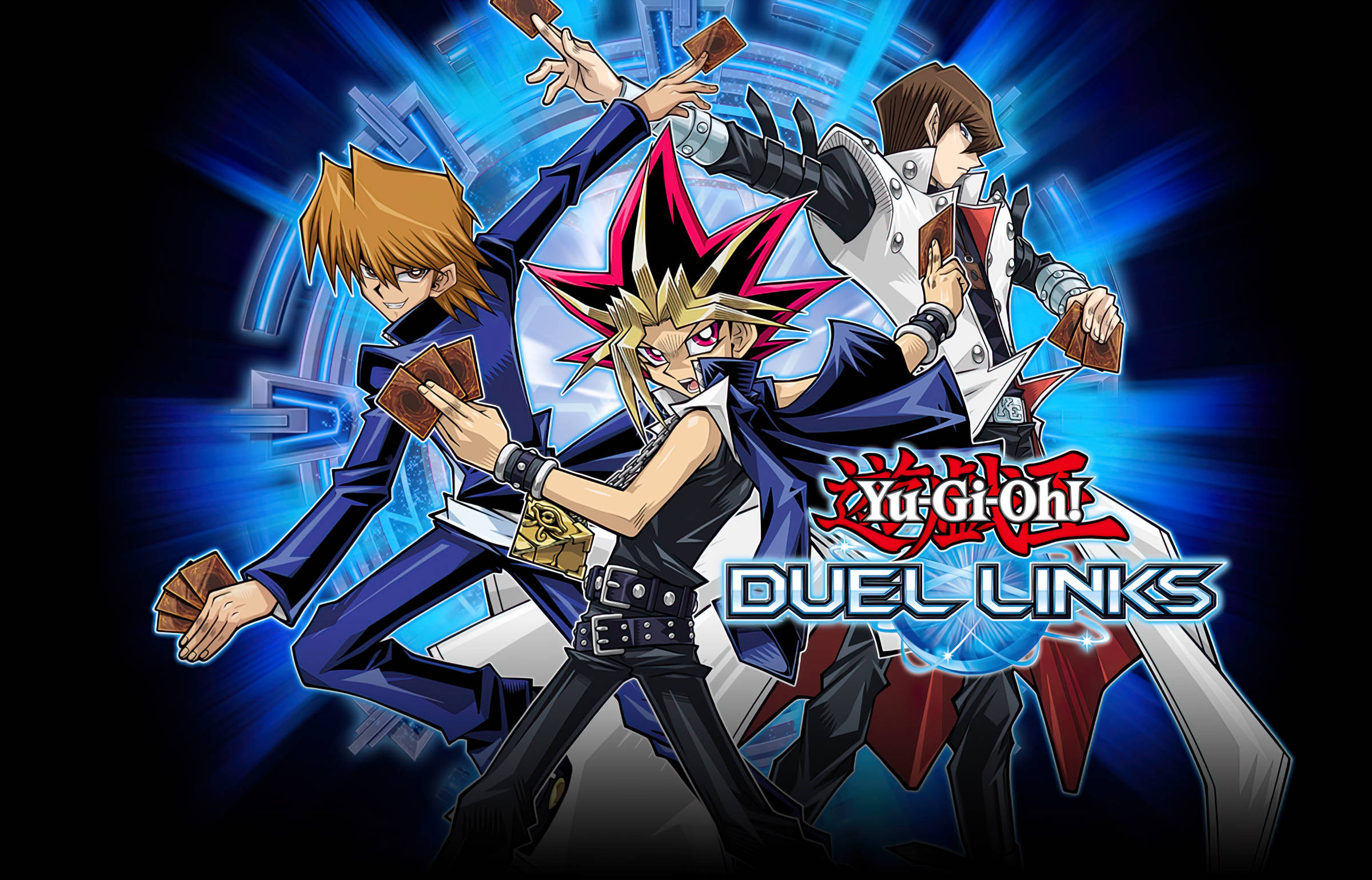 Kaiba 在遊戲王對戰連結中亮相 壁紙 — 三位動畫決鬥者以動態姿勢揮舞卡片，背景是發光的藍色數位決鬥競技場。